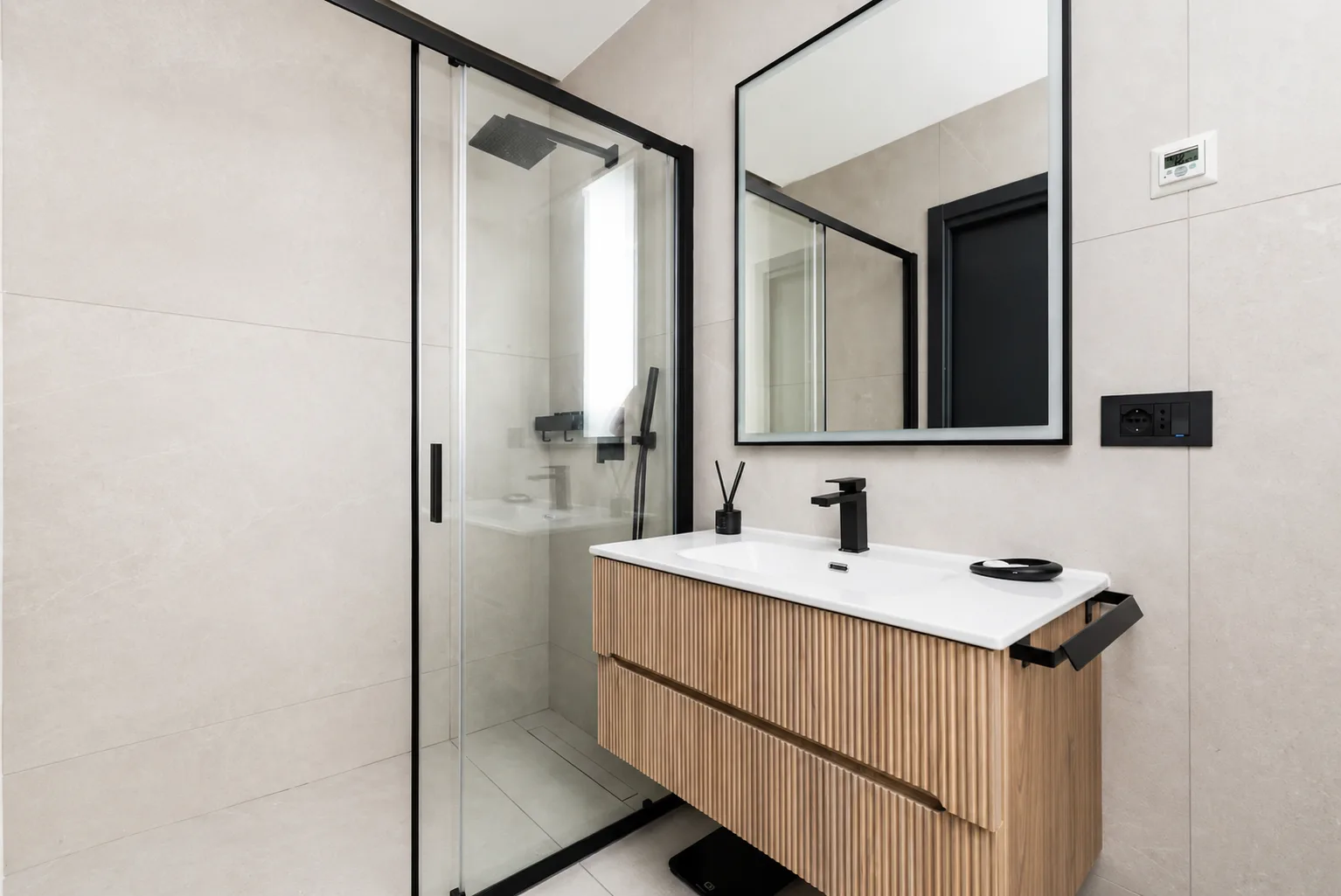 AZULIS Apartments: bathroom with walk-in shower, fluted wood vanity and black-framed mirror, Via Pisano 16, Olbia