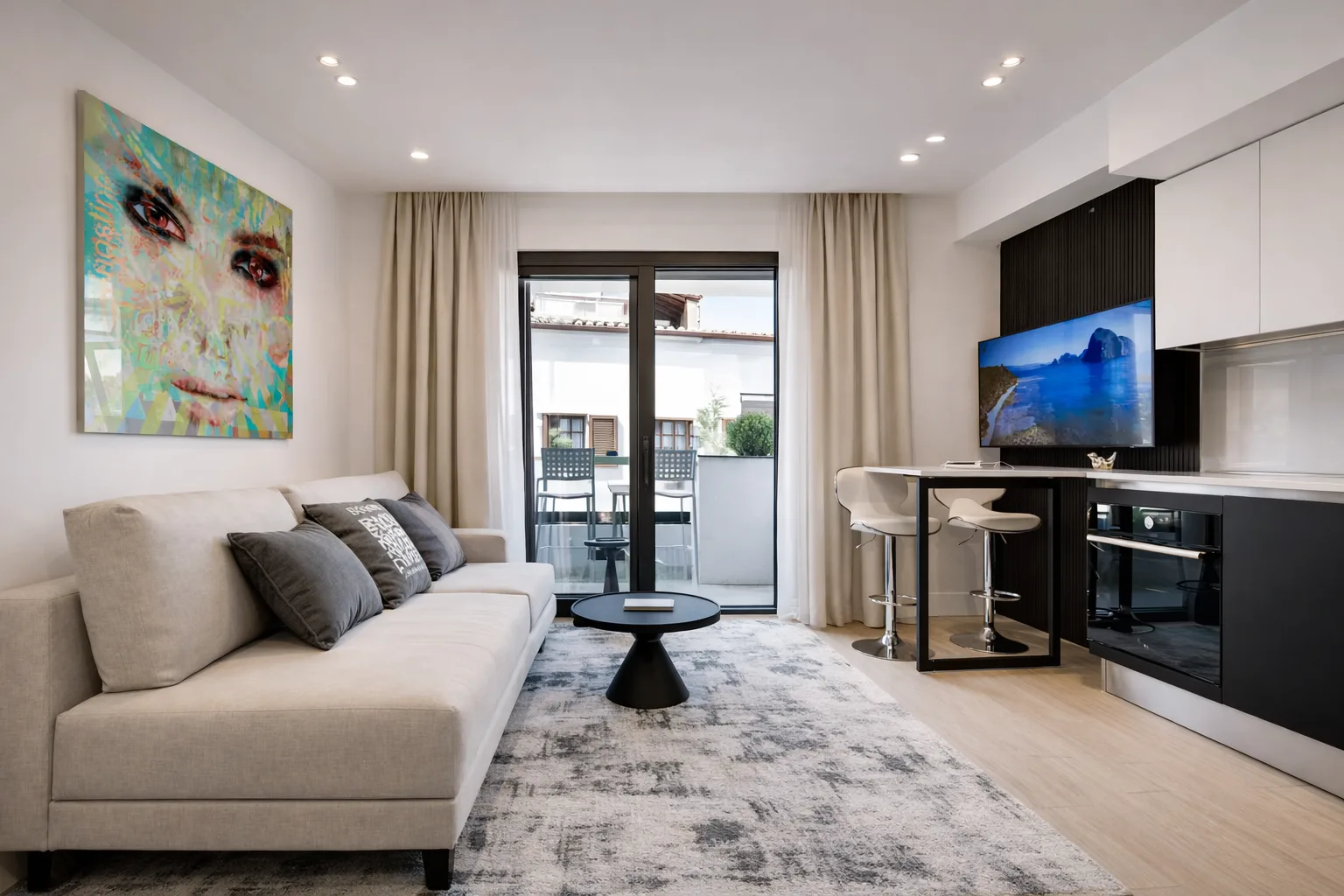 AZULIS Apartments: living room and kitchen with sofa, balcony and sea-view screen, Via Pisano 16, Olbia