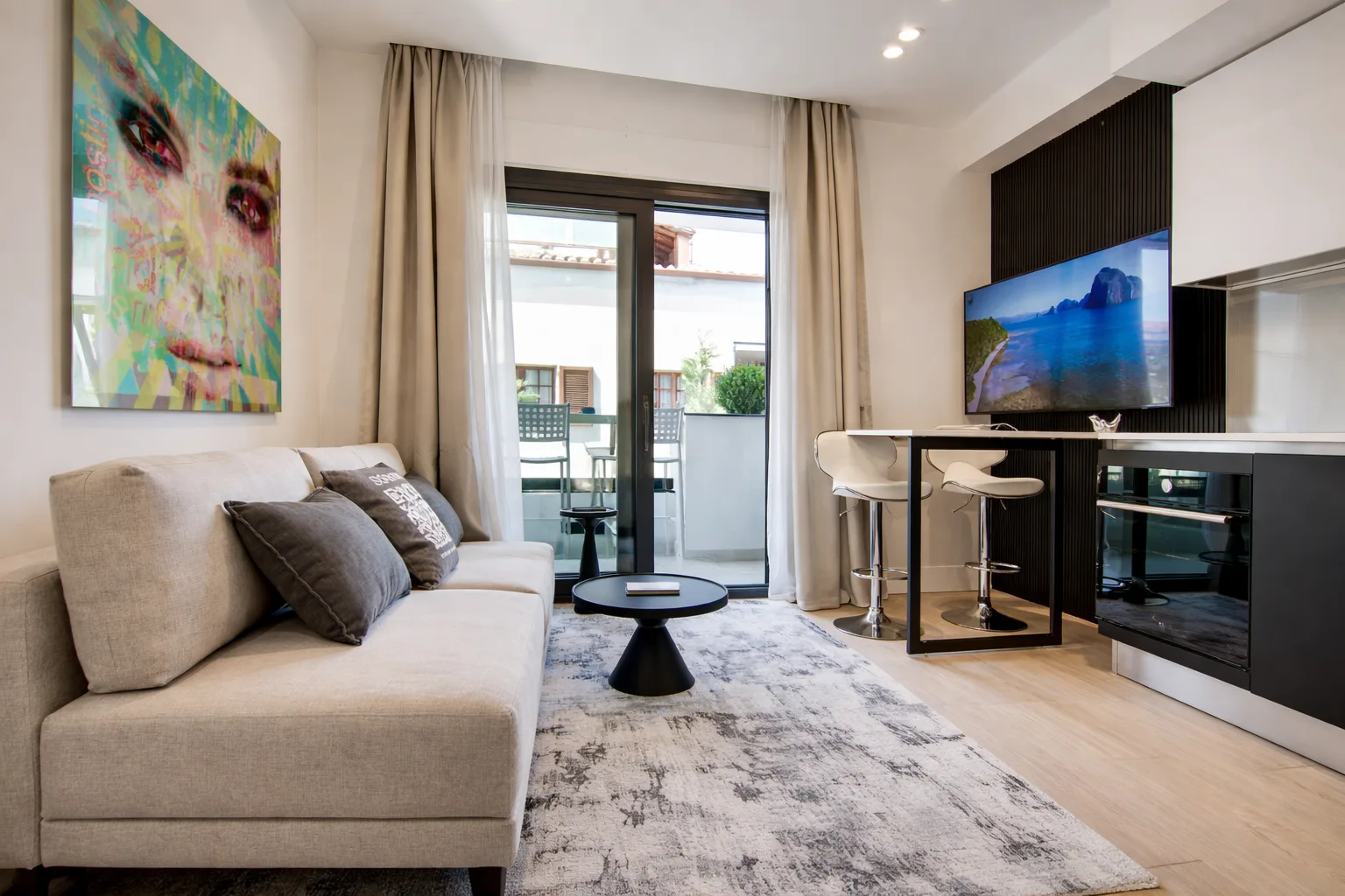 AZULIS Apartments: open living and kitchen with sofa, artwork and breakfast bar, Via Pisano 16, Olbia