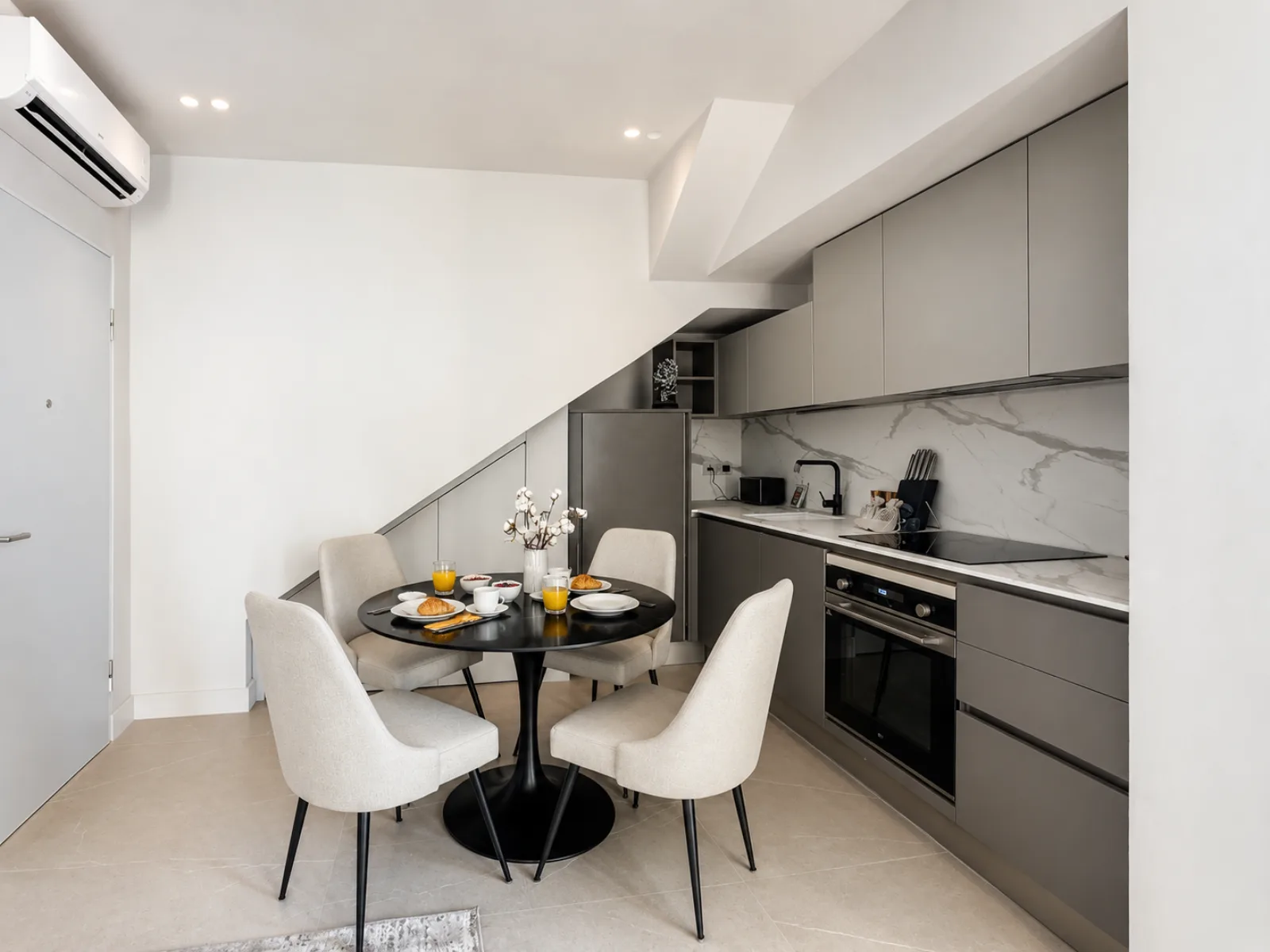 AZULIS Delle Terme Suite 1: cucina a vista e zona pranzo
