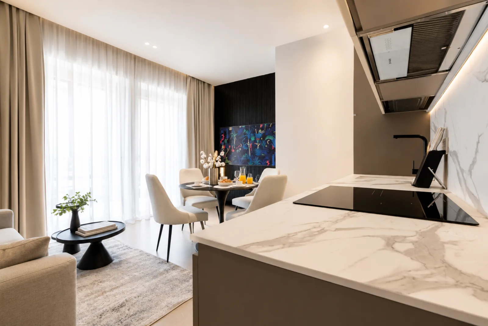 AZULIS Delle Terme Suite 3: cucina in marmo e zona pranzo