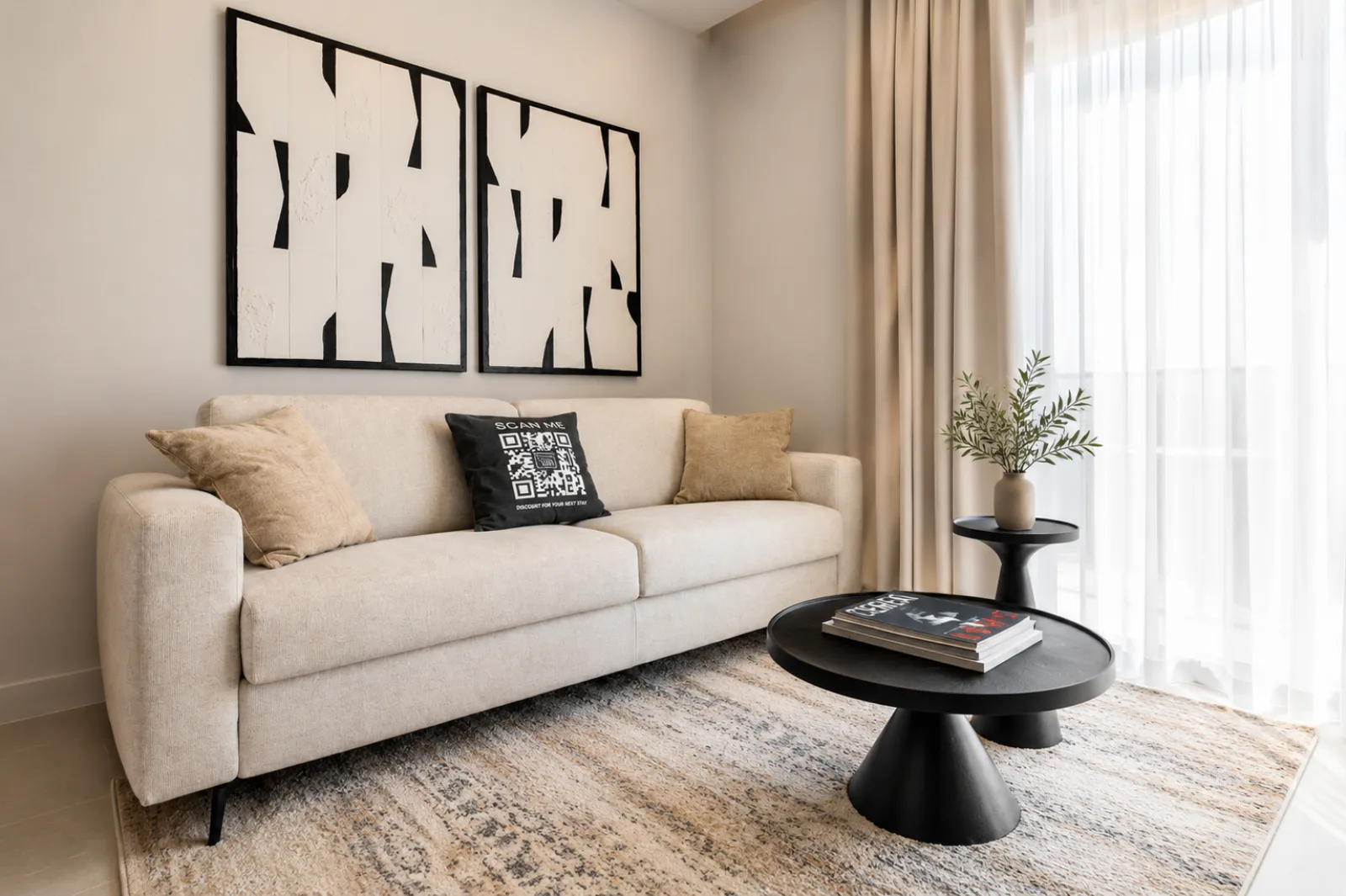 AZULIS Delle Terme Suite 3: soggiorno con opere d'arte di design