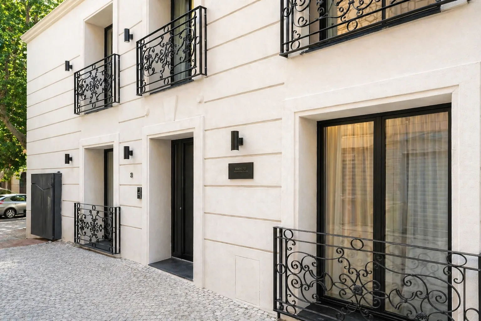 AZULIS Tigellio: main entrance with black balconies