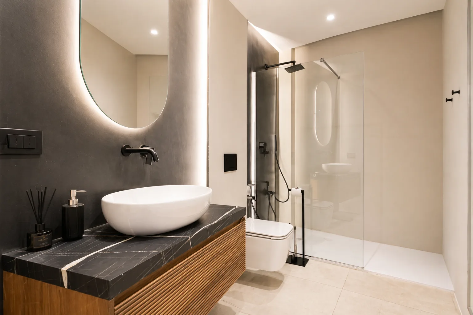 AZULIS Tigellio 1: bathroom with vessel sink and rain shower