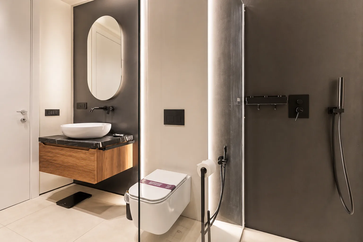 AZULIS Tigellio 1: bathroom with oval mirror and walk-in shower