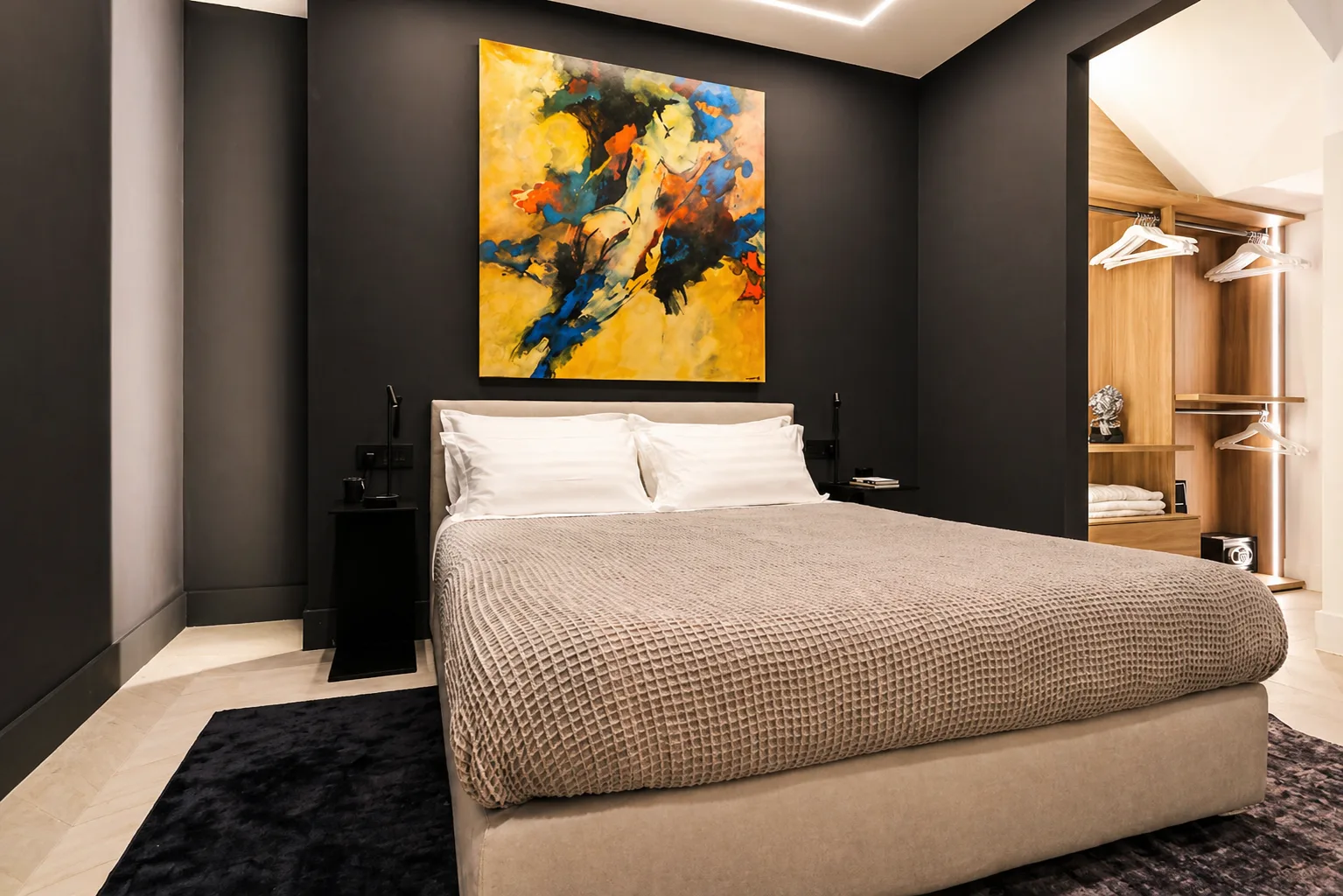AZULIS Tigellio 1: bedroom with accent wall