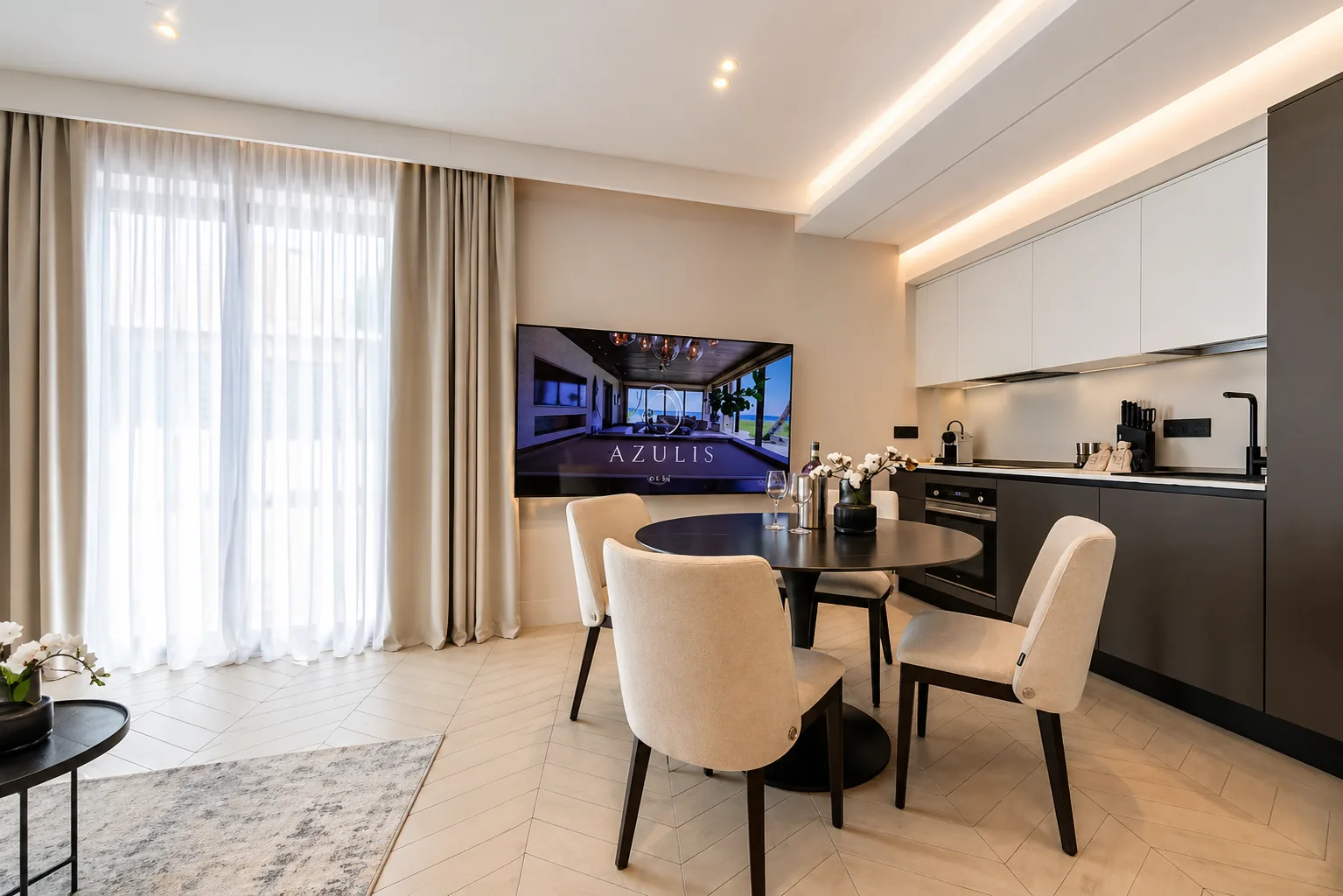 AZULIS Tigellio 1: open-plan kitchen and dining