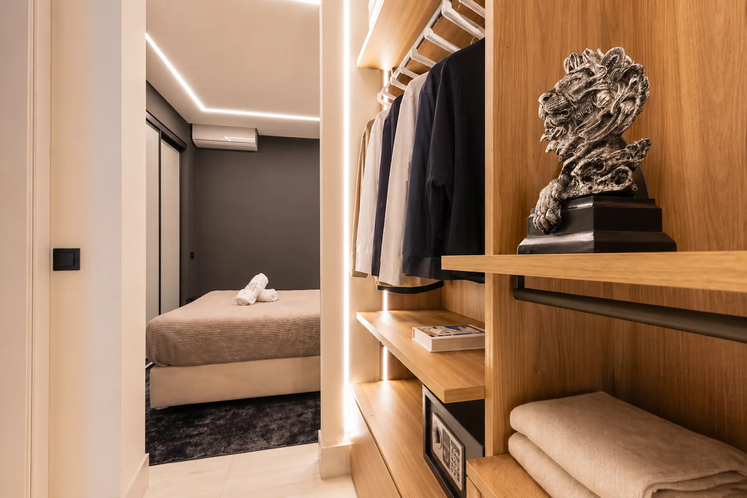 AZULIS Tigellio 1: walk-in wardrobe