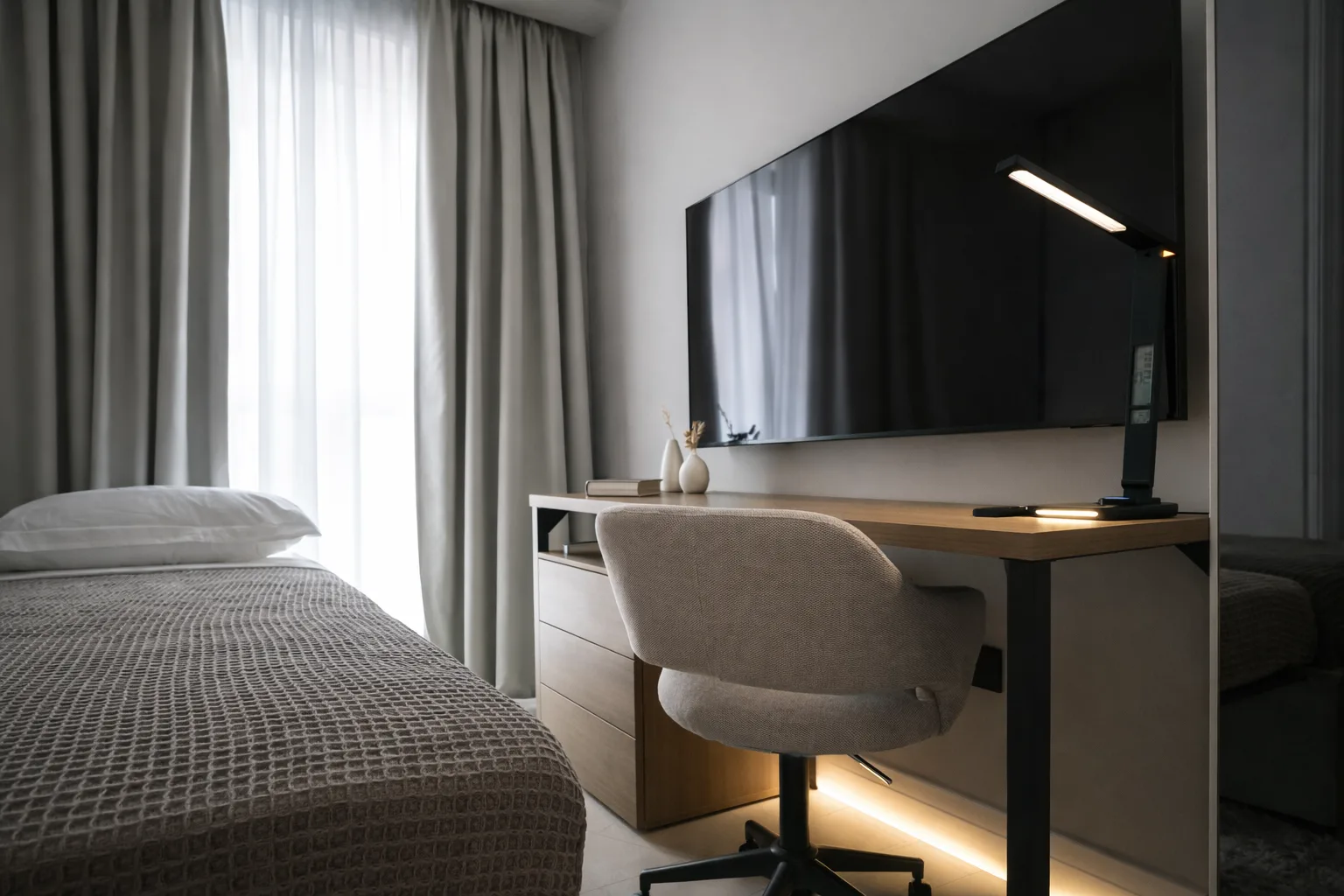 AZULIS Tigellio 2: guest bedroom with desk and panoramic window