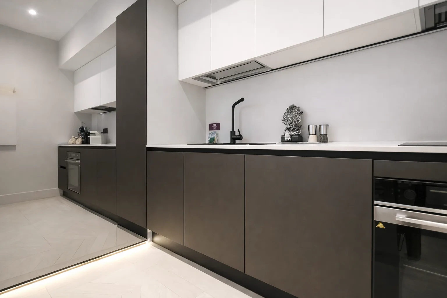 AZULIS Tigellio 2: spacious kitchen with mirror wall