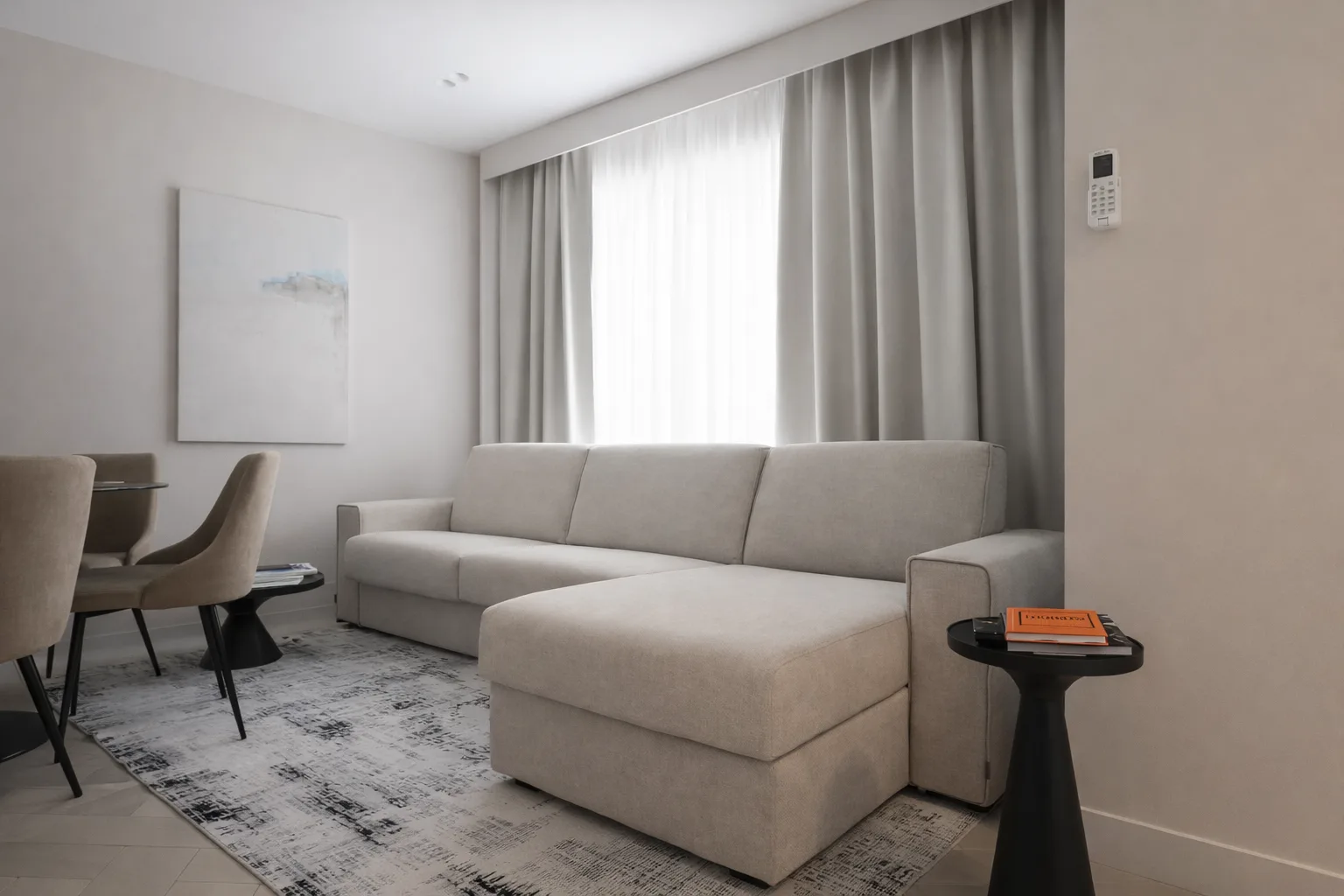 AZULIS Tigellio 2: living area with sofa bed and smart TV