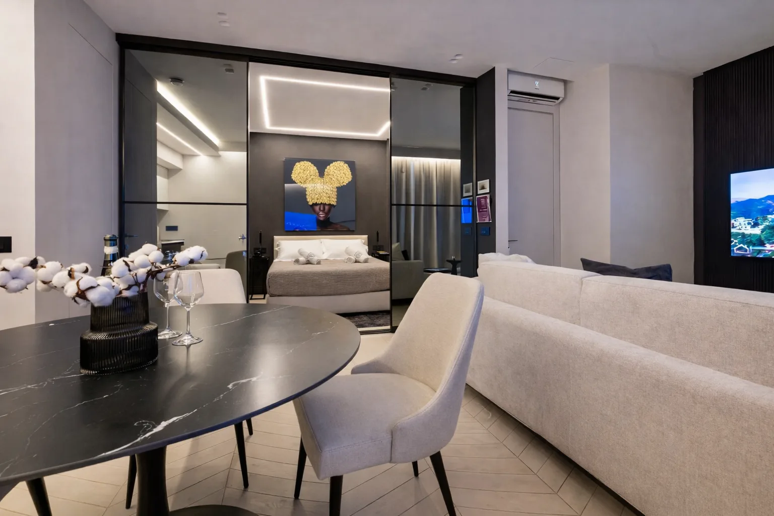 AZULIS Tigellio 3: living and dining with bedroom view